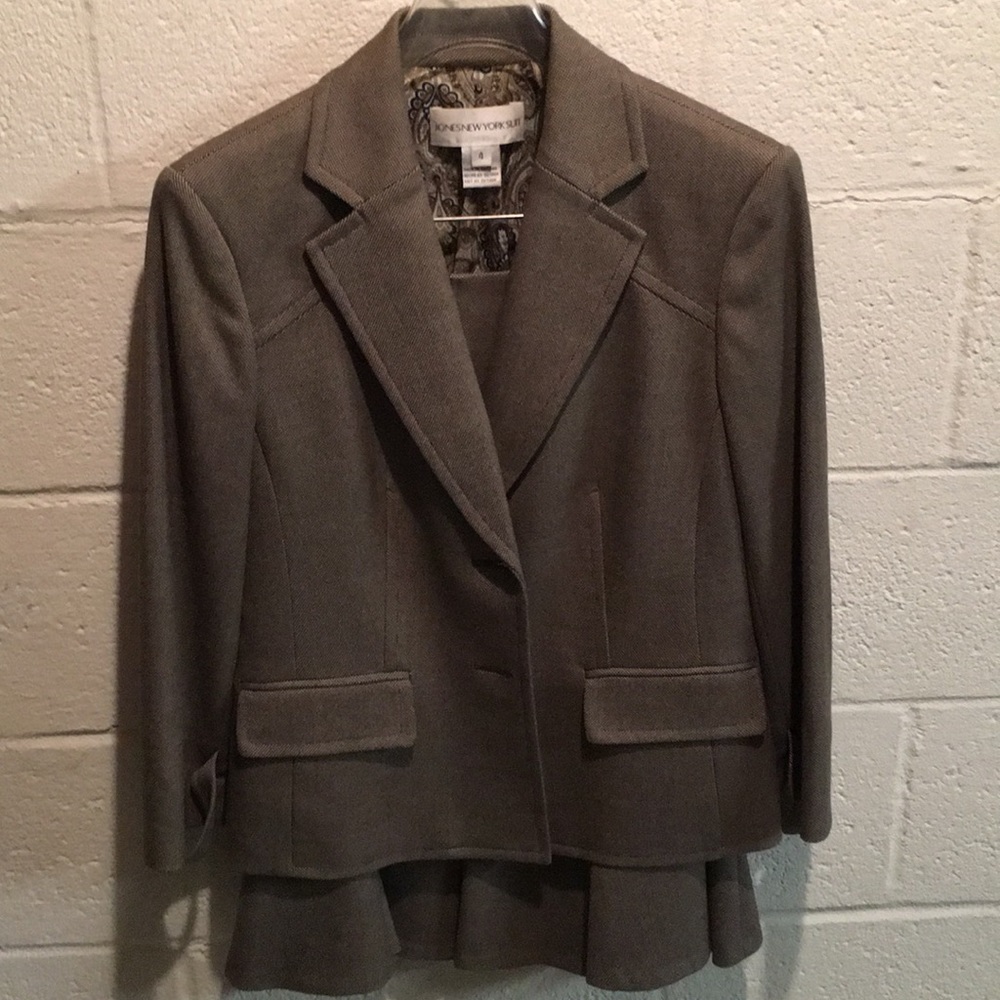 Jones New York Suit set size 4
